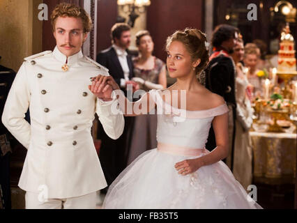 ANNA KARENINA 2012 Focus Features film con Alicia Vikander come Kitty e Aaron Taylor-Johnson come conte Vronsky Foto Stock