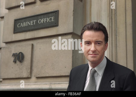 Peter Mandelson, presso l'Ufficio di Gabinetto, in Whitehall, dopo che egli è stato nominato ministro senza portafoglio, il governo laburista, Whitehall, London, England, Regno Unito Foto Stock