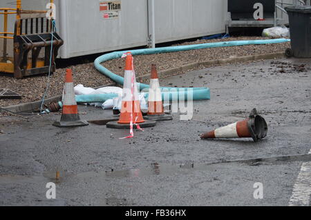 Dundee, Tayside, Scozia, UK, 8 gennaio 2016 Il giorno dopo le gravi inondazioni a Dundee riciclaggio energetico limitato degli anni Quaranta Road. Credito: Liam Richardson/Alamy Live News Foto Stock