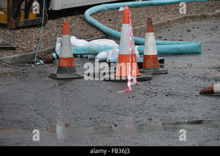 Dundee, Tayside, Scozia, UK, 8 gennaio 2016 Il giorno dopo le gravi inondazioni a Dundee riciclaggio energetico limitato degli anni Quaranta Road. Credito: Liam richardson/Alamy Live News Foto Stock