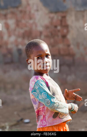 Mbale, Uganda - Gennaio 28, 2011: bellissimo bambino africano in abiti colorati Foto Stock