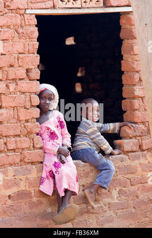 Mbale, Uganda - Gennaio 28, 2011: sorridente bambini africani provenienti dall Est Uganda Foto Stock