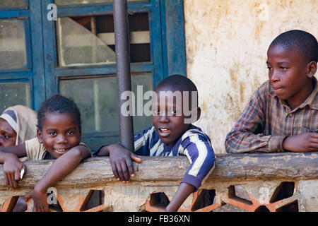 Mbale, Uganda - Gennaio 28, 2011: sorridente bambini africani provenienti dall Est Uganda Foto Stock