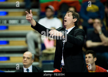 Berlino, Germania. 08 gen 2016. Francia allenatore Laurent Tillie guarda il suo team in azione durante il gioco della qualificazione olimpica maschile di gruppo B tra la Francia e la Bulgaria a Berlino, Germania, 08 gennaio 2016. Foto: GREGOR FISCHER/DPA/Alamy Live News Foto Stock