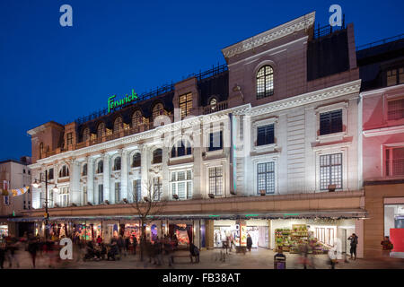 Una vista al tramonto del Natale con la finestra di visualizzazione a Fenwick Ltd in Northumberland Street a Newcastle upon Tyne Foto Stock