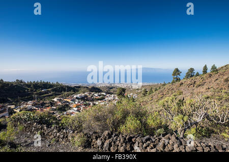 Il villaggio ruyral di Chirche in alta montagna che si affaccia sulla costa occidentale di Tenerife e La Gomera Canarie ho Foto Stock