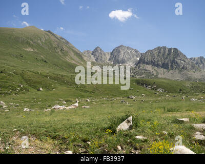 Vista sulla montagna dei pirenei vicino a El Pas De La Casa - Andorra Foto Stock