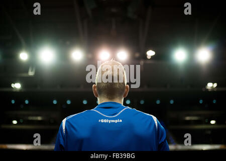 Berlino, Germania. 08 gen 2016. Una palla ragazzo con una camicia che legge '#GOlympia' al gioco della qualificazione olimpica maschile di gruppo A tra la Serbia e il Belgio a Berlino, Germania, 08 gennaio 2016. Foto: GREGOR FISCHER/DPA/Alamy Live News Foto Stock