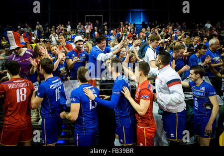 Berlino, Germania. 08 gen 2016. In Francia i giocatori di celebrare la loro vittoria con i tifosi dopo la partita di qualificazione olimpica maschile di gruppo B tra la Francia e la Bulgaria a Berlino, Germania, 08 gennaio 2016. Foto: GREGOR FISCHER/DPA/Alamy Live News Foto Stock