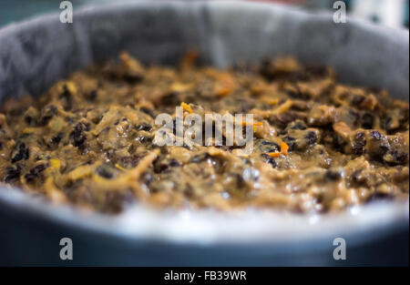 Torta di frutta la pastella in un rivestito di stagno. Compresi visibile frutta come per esempio uvetta. Foto Stock