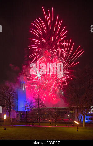 Una vista di Newcastle Civic Center a Newcastle upon Tyne a notte di Capodanno con uno spettacolo pirotecnico Foto Stock