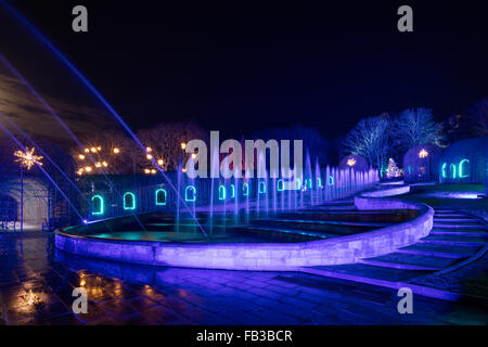 La grande cascata nel giardino a Alnwick in Northumberland illuminazione notturna in inverno con fontana visualizza Foto Stock