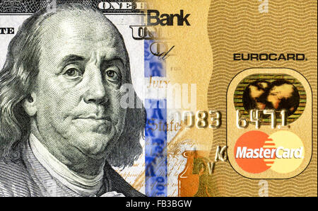 La banconota di un centinaio di dollari americani è convertito in una carta di credito. Concetto di immagine Foto Stock
