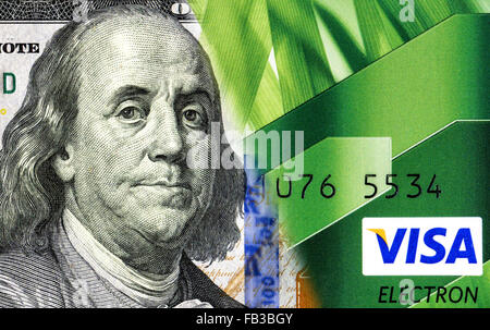 La banconota di un centinaio di dollari americani è convertito in una carta di credito. Concetto di immagine Foto Stock