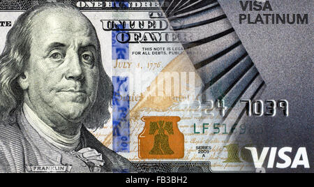 La banconota di un centinaio di dollari americani è convertito in una carta di credito. Concetto di immagine Foto Stock