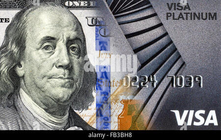 La banconota di un centinaio di dollari americani è convertito in una carta di credito. Concetto di immagine Foto Stock