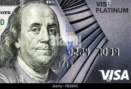 La banconota di un centinaio di dollari americani è convertito in una carta di credito. Concetto di immagine Foto Stock