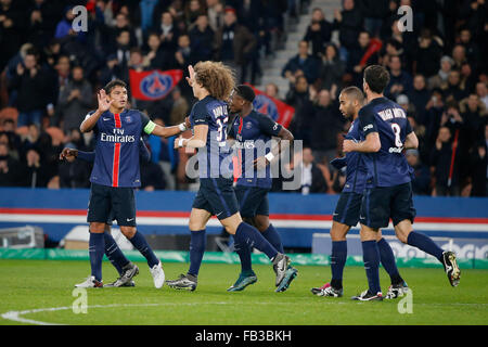 Parigi, Francia. 08 gen 2016. French League calcio 1. Paris St Germain rispetto a Bastia. Thiago Emiliano da Silva (PSG) celebra il suo obiettivo con David Luiz Moreira Marinho (PSG), Serge Aurier (PSG), Lucas Rodrigues Moura da Silva (PSG), Thiago Motta Santon Olivares (PSG) Credito: Azione Sport Plus/Alamy Live News Foto Stock