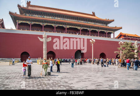 Cina, Pechino, la Città Proibita, Piazza Tian'anmen, huabiao colonne in pietra sul lato nord della Porta della Pace Celeste Foto Stock