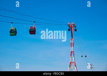 La funivia con cabine sul cielo blu, sfondo Vinpearl Amusement Park, Nha Trang, Vietnam Foto Stock