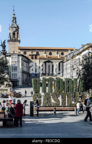 Statua che si trova nella Plaza de la Virgen Blanca Vitoria-Gasteiz, Paesi Baschi, Chiesa di San Miguel in background. Foto Stock