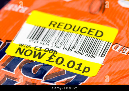 Prezzo ridotto da etichetta Tesco, che mostra un elemento che è stato ridotto da £ 1,00 a £0.01 (1p) Foto Stock