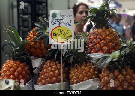 Sao Paulo, Brasile. 8 Gen, 2016. I clienti a fare acquisti presso il Mercato Comunale a Sao Paulo il 8 gennaio, 2016. Brasile del IBGE statistiche Agency ha annunciato venerdì che gli ufficiali del paese di inflazione, indice IPCA, raggiunto 10,67% nel 2015, il più alto dal 2002. © Rahel Patrasso/Xinhua/Alamy Live News Foto Stock