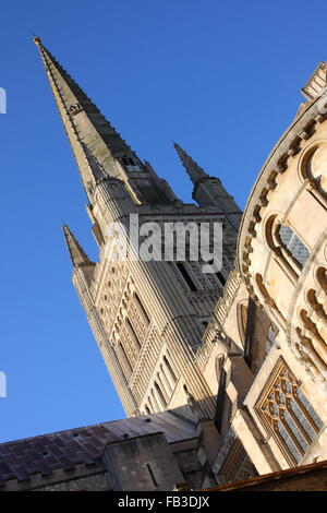 Norwich Cathedral contro un cielo blu Foto Stock