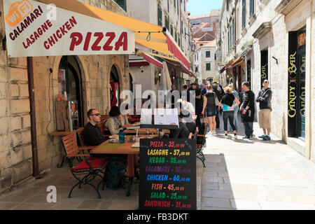 I turisti nella strada principale di Dubrovnik, Dubrovnik-Neretva County, costa dalmata, Mare Adriatico, Croazia, Balcani, Europa Foto Stock