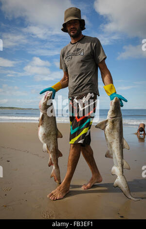Pescatore con cazon, palombo, Punta del Diablo. Uruguay Foto Stock