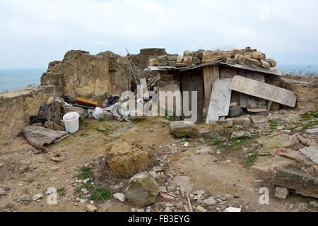 Modesta capanna sulla collina nei pressi di Baku, capitale dell'Azerbaigian. Una casa costruita da materiali disponibili su un colle a circa 10km da Baku Foto Stock