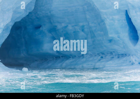 All'interno della spelonca sul blu iceberg glaciale in Antartide. Foto Stock