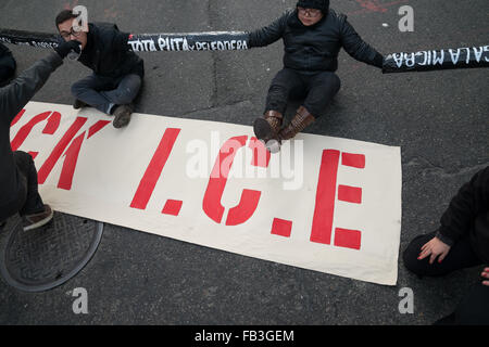 New York, Stati Uniti d'America. 8 gennaio, 2016. Riforma dell immigrazione attivista aderito all'Edificio Federale sulla Varick Street a Manhattan, per porre fine alle incursioni nella città di New York dall'immigrazione e dogane esecuzione (ghiaccio) agenzia. Credito: PACIFIC PRESS/Alamy Live News Foto Stock