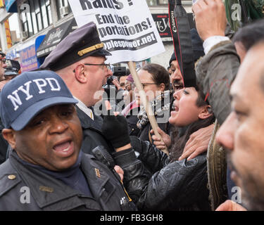 New York, Stati Uniti d'America. 8 gennaio, 2016. Riforma dell immigrazione attivista aderito all'Edificio Federale sulla Varick Street a Manhattan, per porre fine alle incursioni nella città di New York dall'immigrazione e dogane esecuzione (ghiaccio) agenzia. Credito: PACIFIC PRESS/Alamy Live News Foto Stock