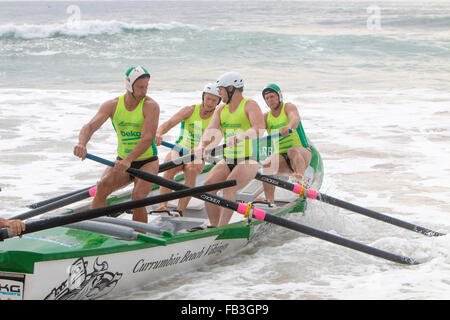 Sydney, Australia. 9 gennaio, 2016. Currumbin beach vichinghi Ocean Thunder elite pro e mens womens surf boat racing a Dee Why Beach, Sydney, questo è il round 3 e coinvolge squadre da Bilgola,acqua dolce,Collaroy,Dee Why, Batemans Bay,Bondi e molti altri Enti: modello10/Alamy Live News Foto Stock