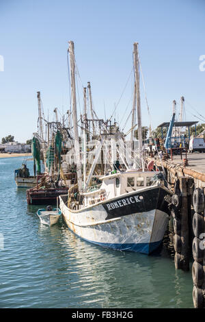 La pesca dei gamberetti le barche con i bracci sollevati ancorato alla storica Vecchia port harbour porto sul Mare di Cortez Puerto Penasco Foto Stock