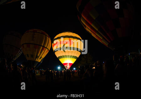 I palloni ad aria calda ancorato al suolo candelette a sua volta Foto Stock