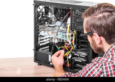 Computer un tecnico ripara il computer. Foto Stock