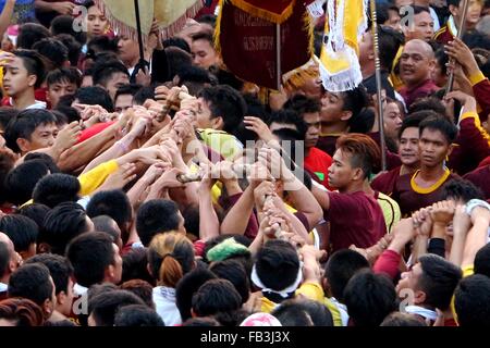 Manila, Filippine. 9 Gen, 2016. Oceano di devoti inondati di Rizal Park di Manila per unita la Traslacion del Nazareno nero Festival. I devoti cercando di toccare l'icona del Nazareno nero e la corda come la loro convinzione che essa può essere concesso il loro desiderio o una parte della loro "Panata" o devozioni. Sulla base della relazione del Philippine National Police (PNP) la stima gremita all'avvio del traslacion è di 1 milioni di euro affollata. Credito: Gregorio B. Dantes Jr./Pacific Press/Alamy Live News Foto Stock