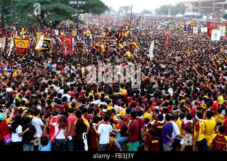 Manila, Filippine. 9 Gen, 2016. Oceano di devoti inondati di Rizal Park di Manila per unita la Traslacion del Nazareno nero Festival. I devoti cercando di toccare l'icona del Nazareno nero e la corda come la loro convinzione che essa può essere concesso il loro desiderio o una parte della loro "Panata" o devozioni. Sulla base della relazione del Philippine National Police (PNP) la stima gremita all'avvio del traslacion è di 1 milioni di euro affollata. Credito: Gregorio B. Dantes Jr./Pacific Press/Alamy Live News Foto Stock