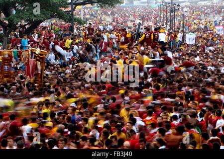 Manila, Filippine. 9 Gen, 2016. Oceano di devoti inondati di Rizal Park di Manila per unita la Traslacion del Nazareno nero Festival. I devoti cercando di toccare l'icona del Nazareno nero e la corda come la loro convinzione che essa può essere concesso il loro desiderio o una parte della loro "Panata" o devozioni. Sulla base della relazione del Philippine National Police (PNP) la stima gremita all'avvio del traslacion è di 1 milioni di euro affollata. Credito: Gregorio B. Dantes Jr./Pacific Press/Alamy Live News Foto Stock