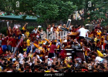 Manila, Filippine. 9 Gen, 2016. Oceano di devoti inondati di Rizal Park di Manila per unita la Traslacion del Nazareno nero Festival. I devoti cercando di toccare l'icona del Nazareno nero e la corda come la loro convinzione che essa può essere concesso il loro desiderio o una parte della loro "Panata" o devozioni. Sulla base della relazione del Philippine National Police (PNP) la stima gremita all'avvio del traslacion è di 1 milioni di euro affollata. Credito: Gregorio B. Dantes Jr./Pacific Press/Alamy Live News Foto Stock