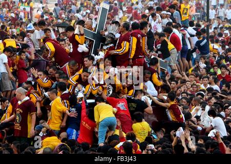 Manila, Filippine. 9 Gen, 2016. Oceano di devoti inondati di Rizal Park di Manila per unita la Traslacion del Nazareno nero Festival. I devoti cercando di toccare l'icona del Nazareno nero e la corda come la loro convinzione che essa può essere concesso il loro desiderio o una parte della loro "Panata" o devozioni. Sulla base della relazione del Philippine National Police (PNP) la stima gremita all'avvio del traslacion è di 1 milioni di euro affollata. Credito: Gregorio B. Dantes Jr./Pacific Press/Alamy Live News Foto Stock