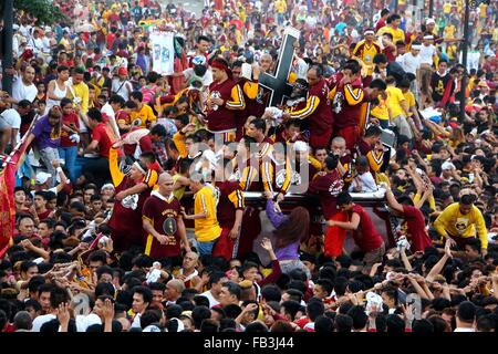 Manila, Filippine. 9 Gen, 2016. Oceano di devoti inondati di Rizal Park di Manila per unita la Traslacion del Nazareno nero Festival. I devoti cercando di toccare l'icona del Nazareno nero e la corda come la loro convinzione che essa può essere concesso il loro desiderio o una parte della loro "Panata" o devozioni. Sulla base della relazione del Philippine National Police (PNP) la stima gremita all'avvio del traslacion è di 1 milioni di euro affollata. Credito: Gregorio B. Dantes Jr./Pacific Press/Alamy Live News Foto Stock