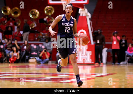 Houston, TX, Stati Uniti d'America. 08 gen 2016. Connecticut Huskies guard Saniya Chong (12) porta la sfera upcourt durante il NCAA donna gioco di basket tra Houston e Connecticut dal padiglione Hofheinz a Houston, TX. Immagine di credito: Erik Williams/Cal Sport Media/Alamy Live News Foto Stock