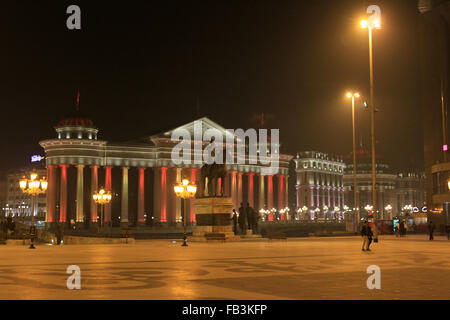 Skopje entro la notte Foto Stock