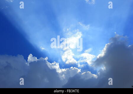 Sfondo astratti di luce del sole che splende attraverso il cloud sul cielo blu. Foto Stock