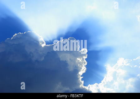 Sfondo astratti di luce del sole che splende attraverso il cloud sul cielo blu. Foto Stock