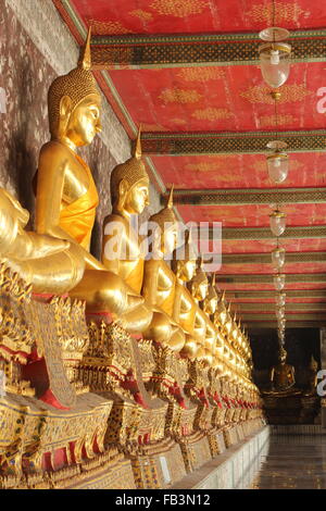 La meditazione statue di Buddha nel tempio buddista di Wat Suthat di Bangkok, Tailandia Foto Stock