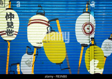 Dipinto di negozio di laminazione porta nella via commerciale Nakamise, Asakusa, Tokyo, Giappone Foto Stock